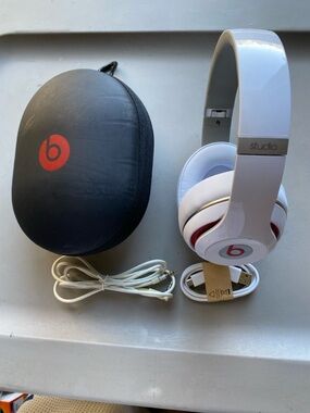 Beats Studio Wireless Headphones (Read)